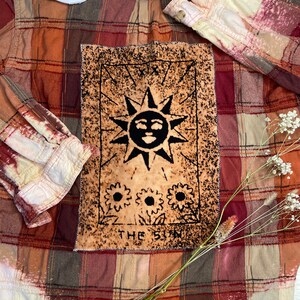 Carta del Tarot reelaborada camisa de franela desgastada reciclada y de segunda mano