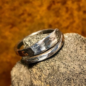 Elegante anillo de plata vikinga forjada, joyería nórdica martillada y hecha a mano
