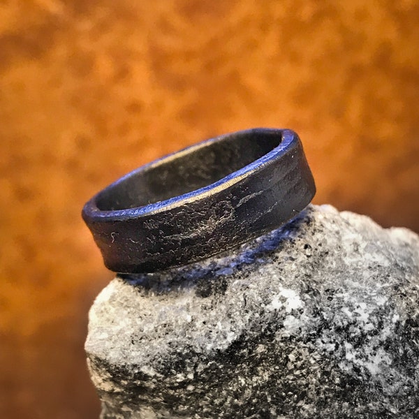 Rustikaler eleganter Wikinger-Ring aus Schmiedeeisen, nordischer Schmuck