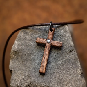 Houten kruis kruisbeeld ketting Scandinavische sieraden natuurlijke religieuze donkere houten hanger