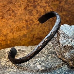 Handgeschmiedeter Armreif aus Eisen, schön geschmiedet