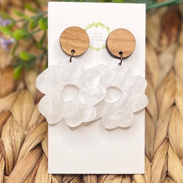 Flower earrings, summer earring, white acrylic earrings, acrylic flower earrings, gift for her, spring earrings,