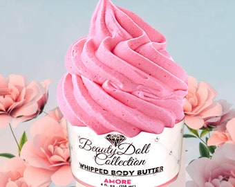 Pode incluir: Manteiga corporal batida rosa em um recipiente branco com um design de diamante e o texto "Beauty Doll Collection Whipped Body Butter Amore 4 fl. oz. (118 ml)"