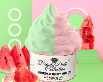 Pode incluir: Um pote de manteiga corporal batida com aroma de melancia. O pote é etiquetado com "Beauty Doll Collection Whipped Body Butter Watermelon 4 fl. oz. (118 ml)". O pote é cercado por fatias de melancia e uma pilha de cubos de melancia.