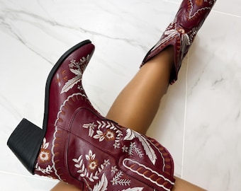 Stivaletti alla caviglia color bordeaux, stile cowboy western