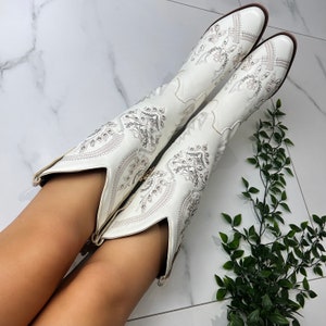 Bottes western cowboy brodées blanches