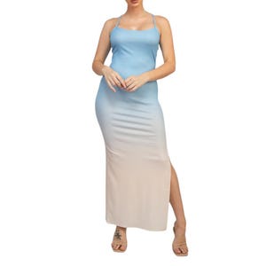 Può includere: Un lungo abito maxi color blu chiaro e bianco degradé con uno spacco laterale. L'abito ha spalline sottili e una scollatura rotonda.