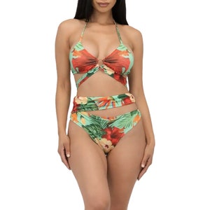 Könnte beinhalten: Ein Bikini mit tropischem Muster, einem Neckholder-Oberteil und einem hoch sitzenden Höschen. Das Oberteil hat ein Ringdetail und das Höschen hat einen Ausschnitt.