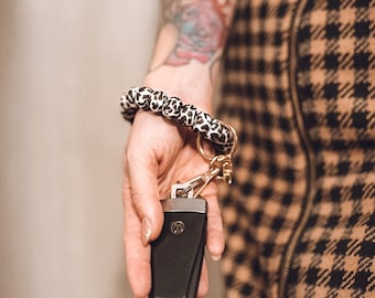 Personalisiertes Schlüsselanhänger-Armband Leopard, Schlüsselband mit Karabiner, Schlüsselkette, perfektes Geschenk für Frauen zum Muttertag