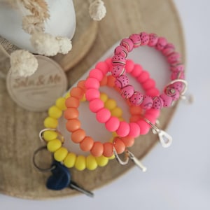 Schlüsselanhänger Armband Neonfarben | Schlüsselband | Schlüsselarmband als kleines Geschenk | Personalisierbar mit Buchstaben, Katze, usw.