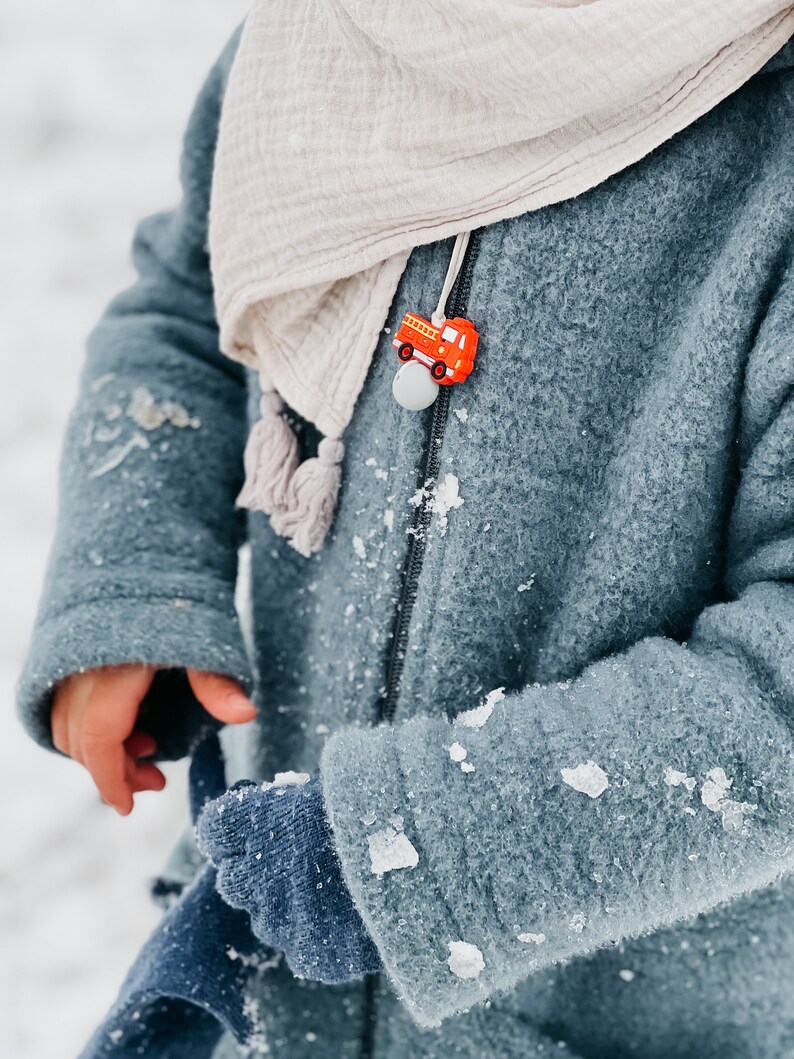 Feuerwehrauto Zipper Anhänger, Montessori Reißverschluss Anhänger für Kinderjacke, Kinderrucksack o. Mäppchen, cooles Mitbringsel für Kinder Bild 6