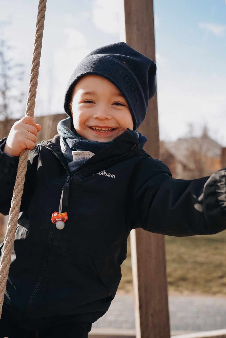 Feuerwehrauto Zipper Anhänger, Montessori Reißverschluss Anhänger für Kinderjacke, Kinderrucksack o. Mäppchen, cooles Mitbringsel für Kinder Bild 2