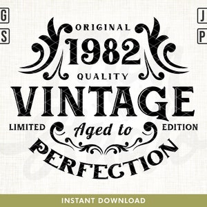 Pode incluir: Design gráfico preto e branco com floreios ornamentados. O texto diz "Original 1982 Quality Vintage Limited Aged to Perfection Edition".
