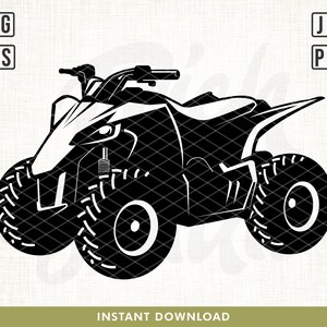 Pode incluir: Silhueta preta e branca de um ATV, ou veículo todo-o-terreno, com quatro rodas. O ATV tem um guiador, um assento e um porta-bagagens traseiro.