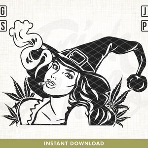 Peut inclure: Illustration en noir et blanc d'une sorcière portant un chapeau pointu et fumant une cigarette. Elle a les cheveux longs et est entourée de feuilles de marijuana.