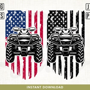 Könnte beinhalten: Schwarze und weiße Silhouette eines ATVs vor einem Hintergrund mit einer abgenutzten amerikanischen Flagge. Das ATV ist in der Mitte des Bildes platziert und die Flagge befindet sich dahinter. Die Flagge ist rot, weiß und blau mit einem abgenutzten Look.