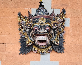 手作りのラザリム木製マスク - 精巧に彫刻されたポルトガルの芸術