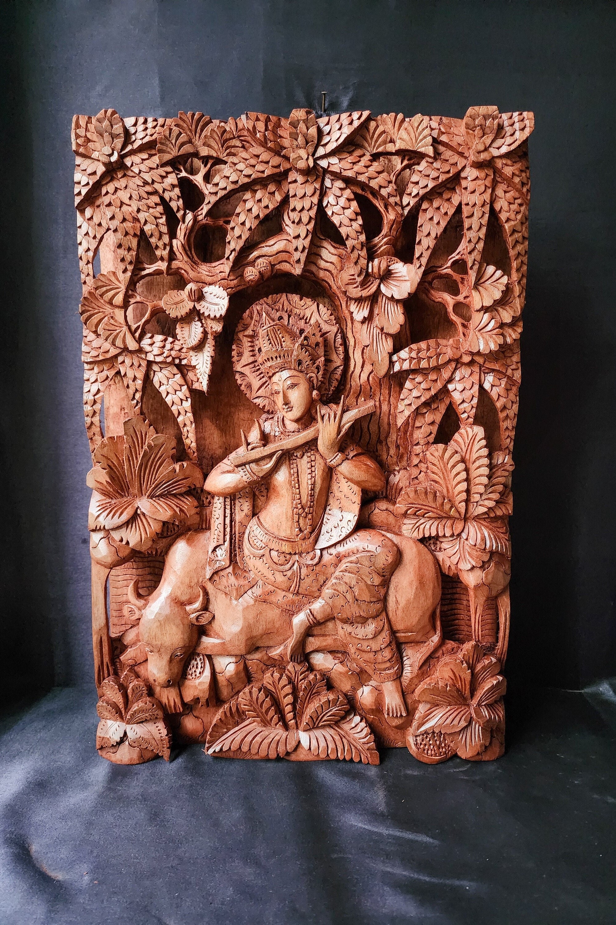 Pilier en bois complexe, sculpture détaillée, dessin floral, élément