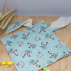 Doudou plat avec oreilles de lapin en coton certifié oeko-tex et en éponge de bambou panda