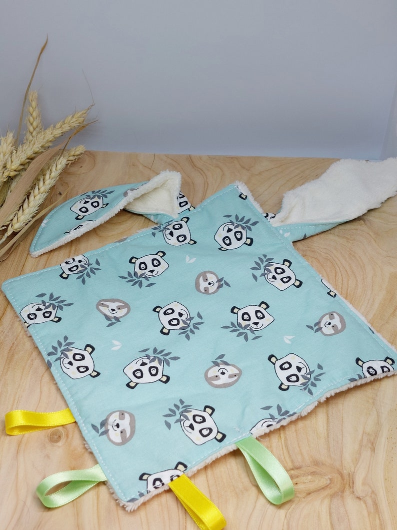 Doudou plat avec oreilles de lapin en coton certifié oeko-tex et en éponge de bambou panda