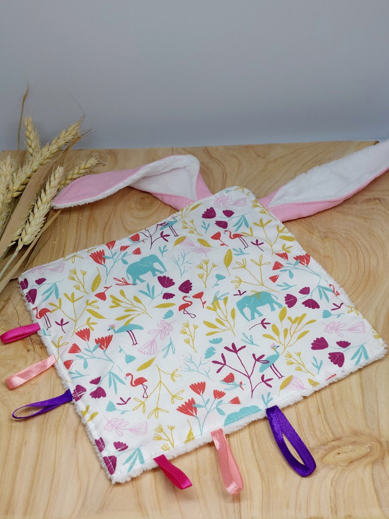 Doudou plat avec oreilles de lapin en coton certifié oeko-tex et en éponge de bambou savane rose