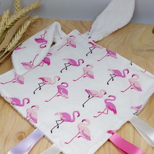 Doudou plat avec oreilles de lapin en coton certifié oeko-tex et en éponge de bambou flamand rose