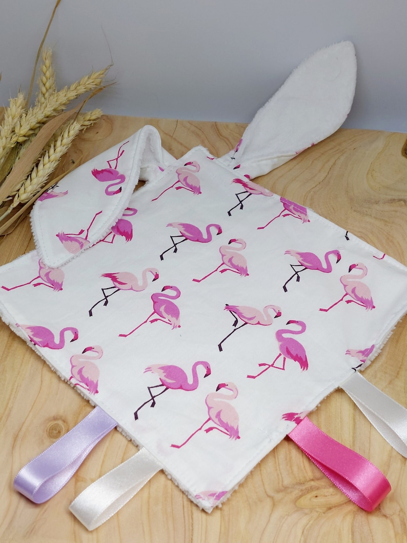 Doudou plat avec oreilles de lapin en coton certifié oeko-tex et en éponge de bambou flamand rose