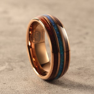 Anello in legno di tungsteno in oro rosa, fascia nuziale delle Hawaii, fascia nuziale da uomo unica, anello intarsio in legno di koa e opale, anello da uomo, fascia larga 8 mm