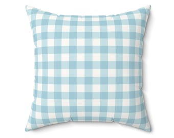 Könnte beinhalten: Quadratisches Zierkissen mit hellblauem und weißem Vichy-Muster. Das Kissen hat ein weiches, strukturiertes Aussehen und einen klassischen Landhausstil. Das Kissen ist quadratisch und für den dekorativen Einsatz auf einem Bett oder Sofa konzipiert.