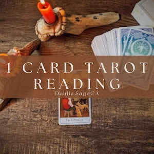 Puede incluir: Una escena de lectura de tarot con una vela naranja encendida, una baraja de cartas y una sola carta de tarot. El texto "1 CARD TAROT READING" y "Dahlia SageCA" se muestran en una superficie de madera.