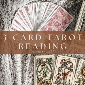 Puede incluir: Una taza de cerámica blanca con un asa negra y el texto "But First, Coffee" en negrita negra. La taza se encuentra sobre un fondo borroso, sugiriendo un ambiente acogedor.