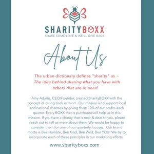 Op de afbeelding: Een blauwgroene achtergrond met een wit tekstvak met de tekst "SHARITYBOXX" in roze en wit. De tekst "SHARE SOME LOVE & WE'LL GIVE BACK" is wit. De tekst "About Us" is roze en wit. De tekst hieronder beschrijft de missie van het bedrijf om lokale en nationale liefdadigheidsorganisaties te ondersteunen door 10% van de winst te doneren. De tekst vermeldt ook het motto van het bedrijf: "Bee Humble, Bee Kind, Bee Wild, Bee YOU!" De tekst eindigt met het websiteadres van het bedrijf: "www.sharityboxx.com".