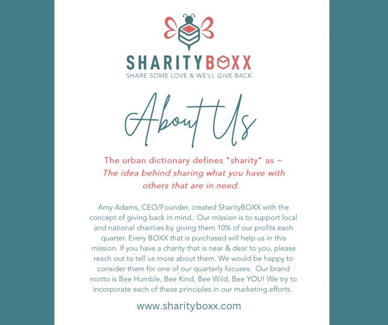 Op de afbeelding: Een blauwgroene achtergrond met een wit tekstvak met de tekst "SHARITYBOXX" in roze en wit. De tekst "SHARE SOME LOVE & WE'LL GIVE BACK" is wit. De tekst "About Us" is roze en wit. De tekst hieronder beschrijft de missie van het bedrijf om lokale en nationale liefdadigheidsorganisaties te ondersteunen door 10% van de winst te doneren. De tekst vermeldt ook het motto van het bedrijf: "Bee Humble, Bee Kind, Bee Wild, Bee YOU!" De tekst eindigt met het websiteadres van het bedrijf: "www.sharityboxx.com".