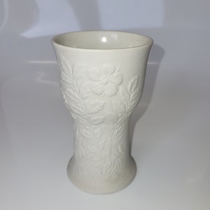 Vintage Arabia Finland Creamy White Bisque Flower Vase