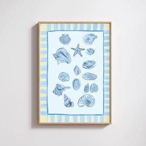 Könnte beinhalten: Ein gerahmter Druck mit verschiedenen blauen Muscheldarstellungen auf hellblauem Hintergrund. Das Kunstwerk ist von einem hellblau-gelben Streifenmuster umrandet und in einem Holzrahmen eingefasst. Der Druck zeigt eine Sammlung detaillierter Zeichnungen von Meereslebewesen.