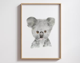 Puede incluir: Una pintura de acuarela de un koala con pelaje gris claro, ojos marrones y nariz negra. El koala está mirando directamente al espectador.