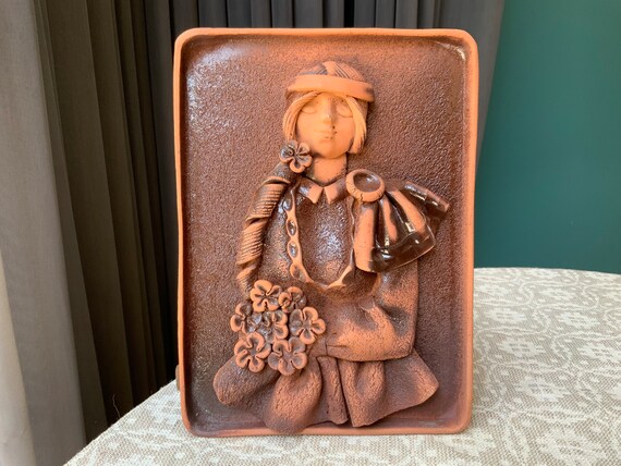 ラトビアのテラコッタ壁掛け：Signeによる手作りの陶芸アート - Etsy 日本