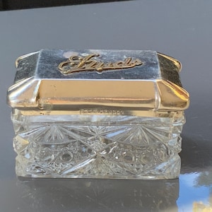 Caja con tapa para joyas, de vidrio prensado vintage, con letra en la tapa.
