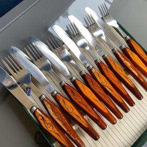 Rustikale Küche, Besteck Messer und Gabeln 12x, mit Holzgriffen, Holzgriff, Besteck, Edelstahl, Landhausstil Utensilien, 1970er Jahre