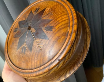 Joyero de madera vintage: joyero redondo con adorno de metal.