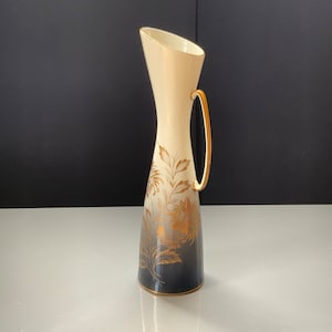 German Royal porzellan Bavaria KPM vase KM Ivory and Gold Mid-Century Porcelain Vase, Bavaria, Germany.