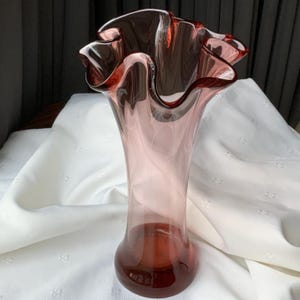 Romantisch roze woondecoratie, hoge handgeblazen roze glazen vaas, gecanneleerde vaas met ruches, h 11,8 in hoog (9298)