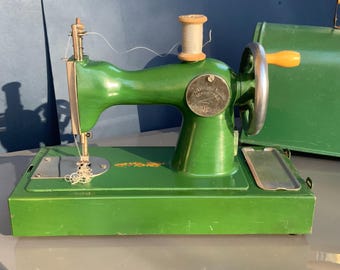 Vintage Green Metal Children's Sewing Machine: USSR Mini Toy, Atelier Decor