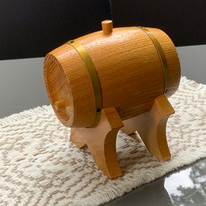 Lets vintage houten vat met metalen hoepels: rustiek interieur