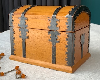 Boîte en bois forgé, boîte à bibelots-bijoux, Décorée de métal forgé, vintage des années 60