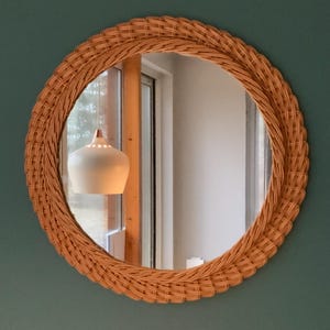 Espejo de mimbre vintage de ratán, espejo de mimbre con respaldo de madera, espejo bohemio retro, decoración de dormitorio de los años 70