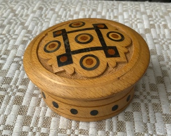 Caja redonda de madera pintada a mano: joyero vintage para anillos y baratijas