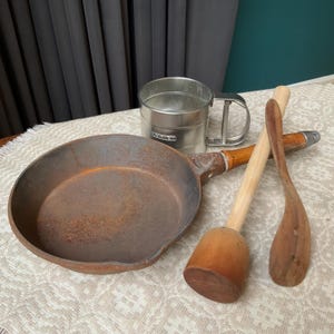 Vintage Cast Iron Skillet: Rusty Farmhouse Kitchen Decor
