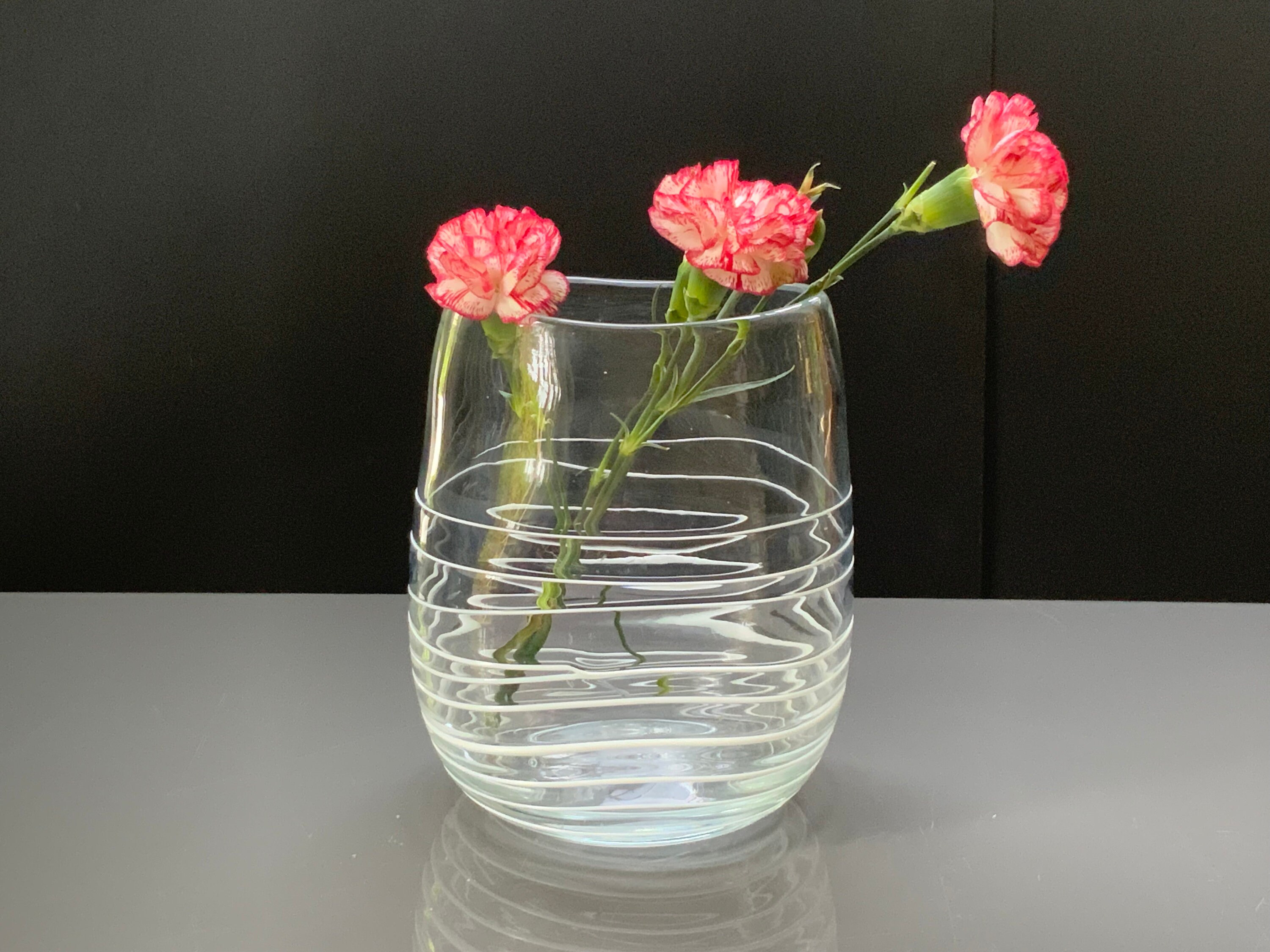 白いストライプが入った透明なガラスの花瓶：装飾花瓶 - Etsy 日本