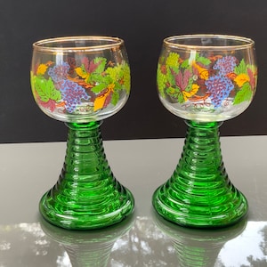 2x A Roemer vintage wine glasses 200ml Arcoroc France stemmed Green color glasses, Gold trimmed